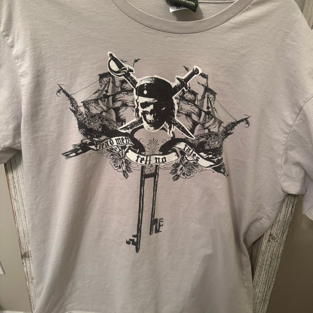 2005‎ Disney Mighty Fine Pirates Dead Men Tell No Tales Skull Graphic Tee XL